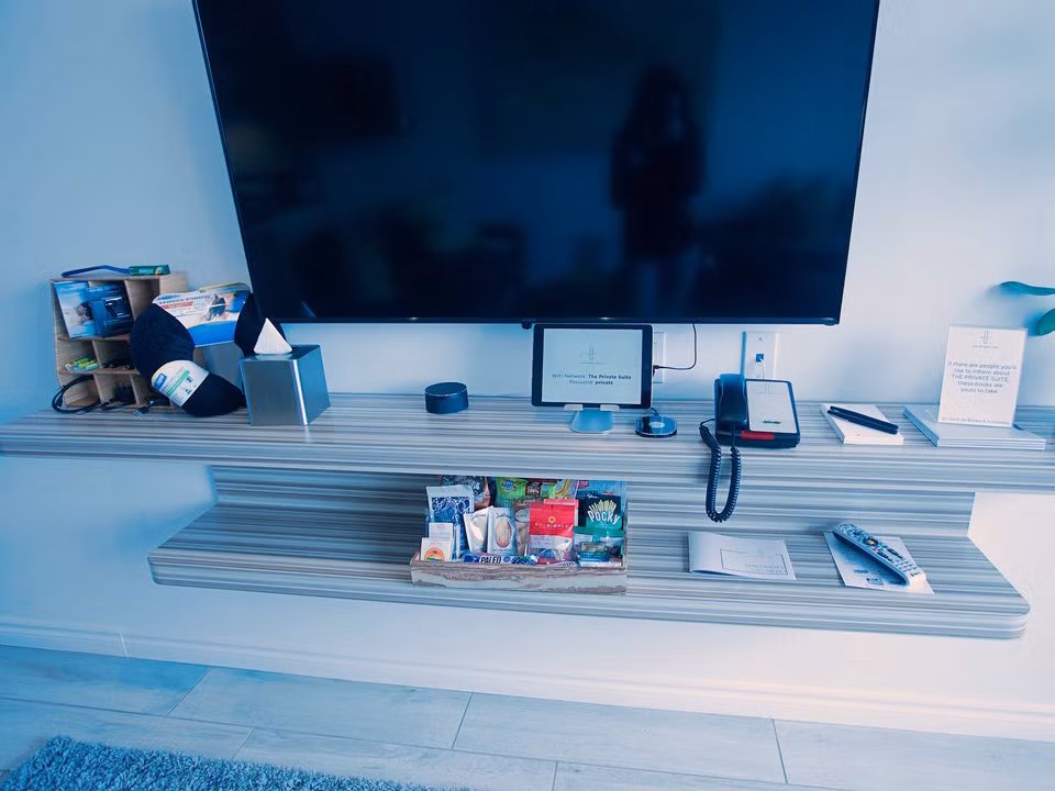 Đồ ăn nhẹ miễn phí, TV, loa, tai nghe, dây sạc...luôn có đầy đủ trong phòng chờ nhà ga sân bay. 