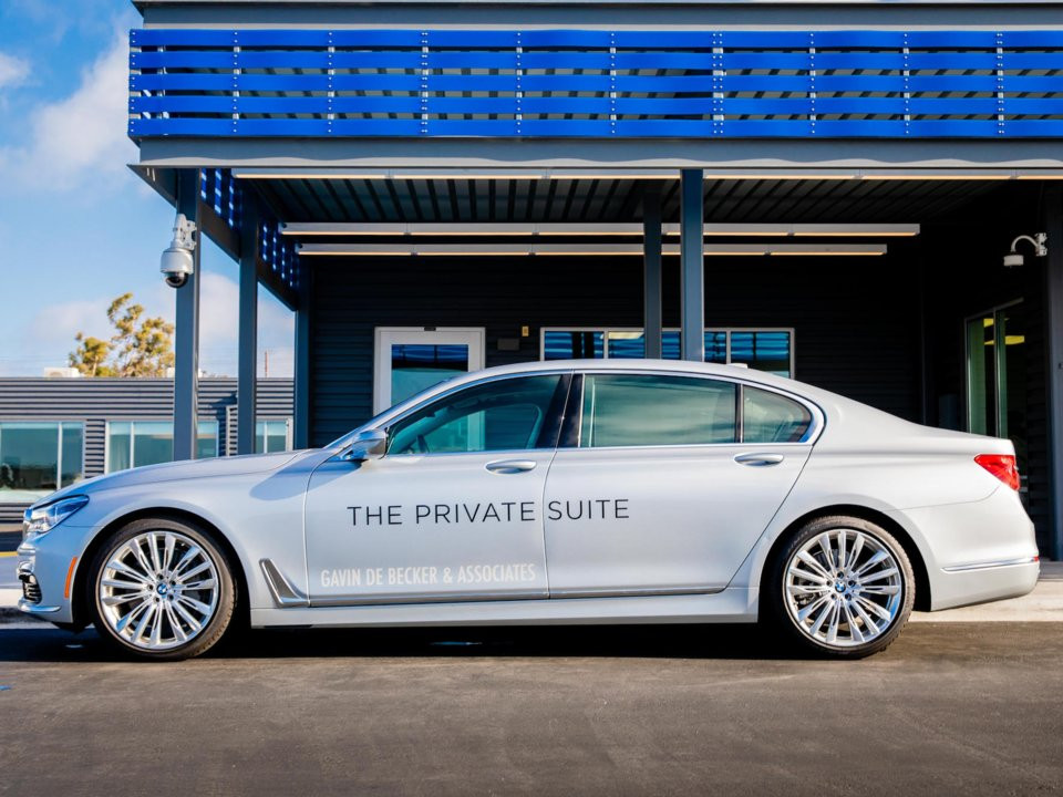 Đặc biệt, hành khách không cần phải lo lắng việc lỡ chuyến bay. Bởi gần tới giờ bay có đội ngũ phục vụ tới thông báo và dùng BMW đưa đón ra tận cửa máy bay. Nguồn ảnh: Business Insider.