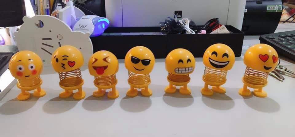 Mặt cười lò xo có thể gắn trên mũ bảo hiểm, trên xe ô tô, xe máy, hoặc cũng có thể là để trang trí...Ảnh: Facebook.