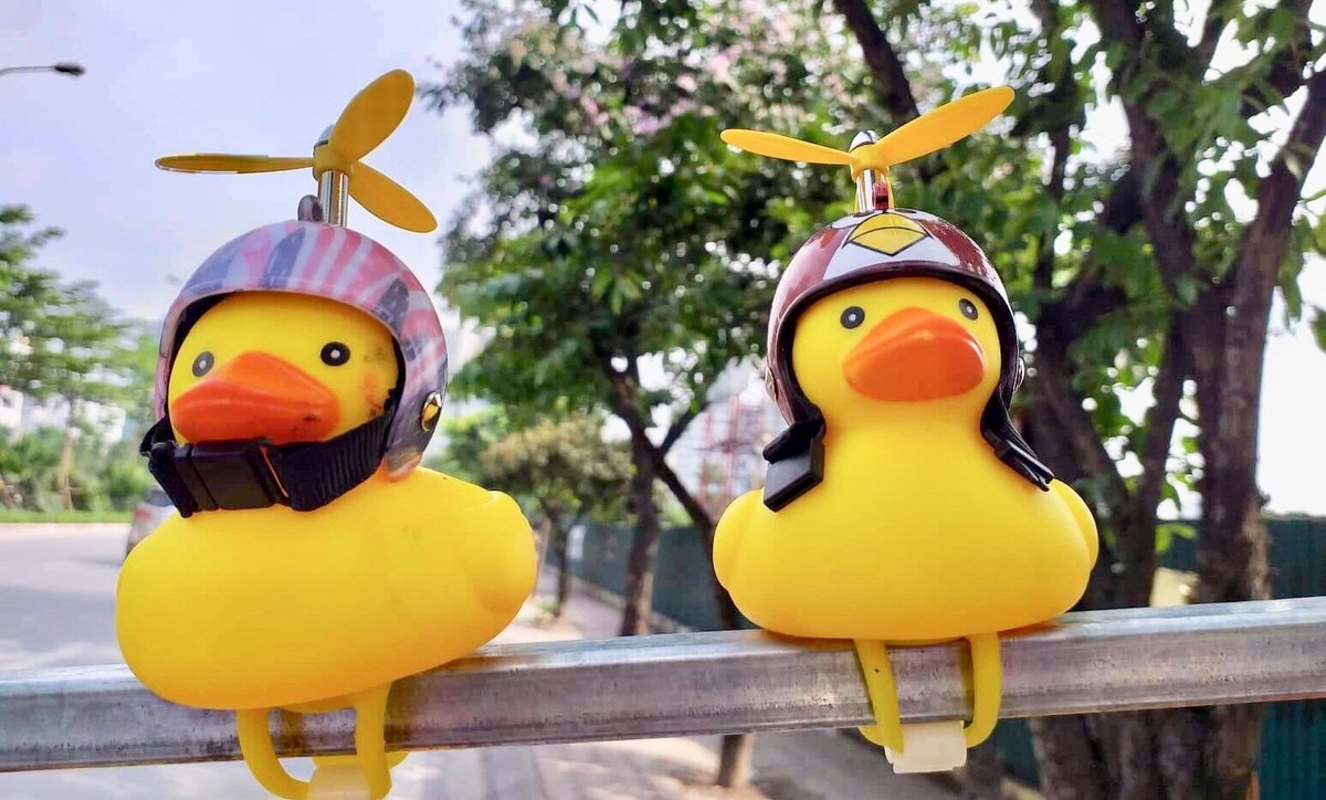 Mỗi ngày chị Hoa cũng kiếm ít nhất 1 triệu đồng trở lên nhờ mặt hàng dễ thương đang được giới trẻ yêu thích này. Ngoài ra, chị còn bán thêm những chú vịt đội mũ bảo hiểm có thể kêu chút chít rất vui tai. Ảnh: Người đưa tin.