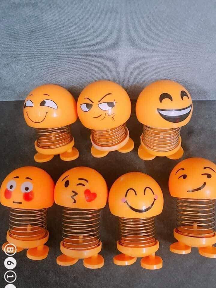 Thời gian gần đây, giới trẻ Hà thành như "phát sốt" với mặt cười lò xo. Mỗi bạn ít cũng sở hữu 1 con. Người sở hữu lên đến hàng chục con với những nét mặt biểu cảm đa dạng như buồn, vui... khác nhau. Ảnh: Facebook.