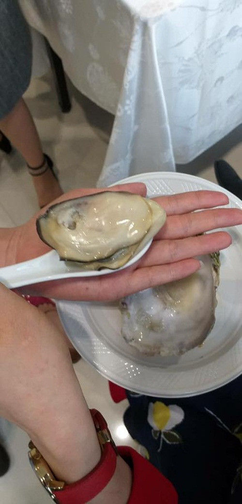 Theo người bán, đây là loại hàu tươi sống được tách vỏ một bên và vận chuyển bằng đường hàng không. Giá dao động từ 1 - 1,6 triệu đồng/kg. Ảnh: Oanhtraicay.