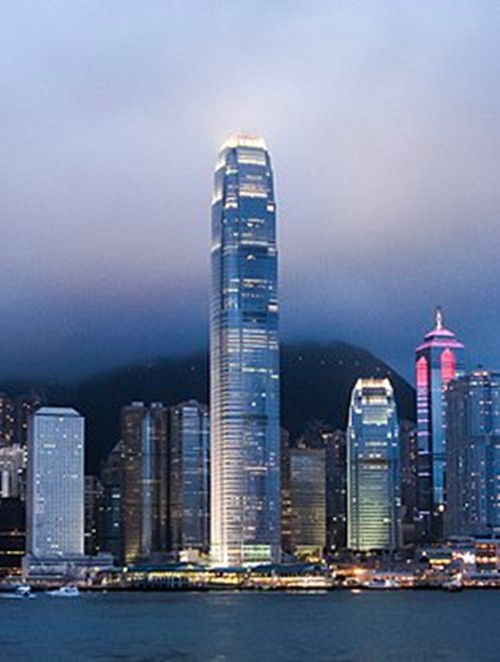 Two International Finance Centre là tòa nhà chọc trời và phát triển thương mại tích hợp trên bờ sông quận trung tâm ở Hong Kong. Cao 416m, đây là tòa nhà cao thứ 4 Trung Quốc và 31 trên thế giới. Ảnh: Wiki.