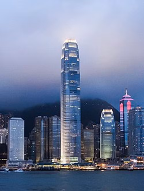 Two International Finance Centre là tòa nhà chọc trời và phát triển thương mại tích hợp trên bờ sông quận trung tâm ở Hong Kong. Cao 416m, đây là tòa nhà cao thứ 4 Trung Quốc và 31 trên thế giới. Ảnh: Wiki.