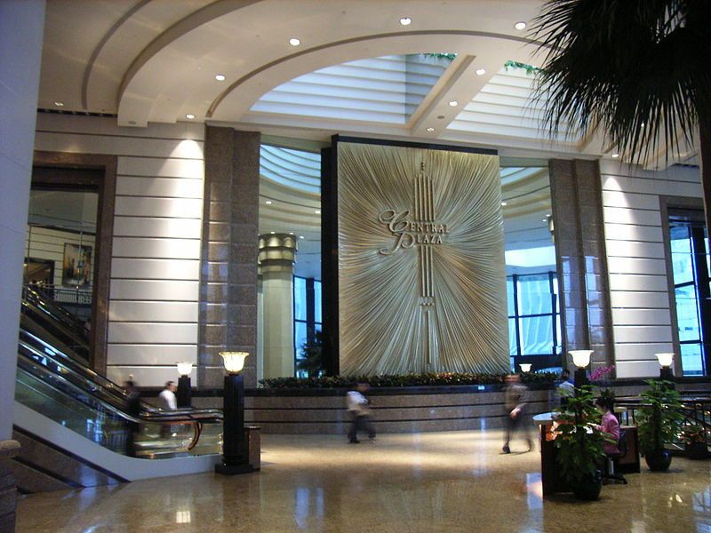 Central Plaza cũng là tòa nhà bê tông cốt thép cao nhất thế giới, cho đến khi nó bị vượt qua bởi CITIC Plaza (Quảng Châu, Trung Quốc). Trên đỉnh tháp là đồng hồ neon bốn vạch biểu thị thời gian bằng cách hiển thị các màu khác nhau trong khoảng thời gian 15 phút. Ảnh: Wiki.