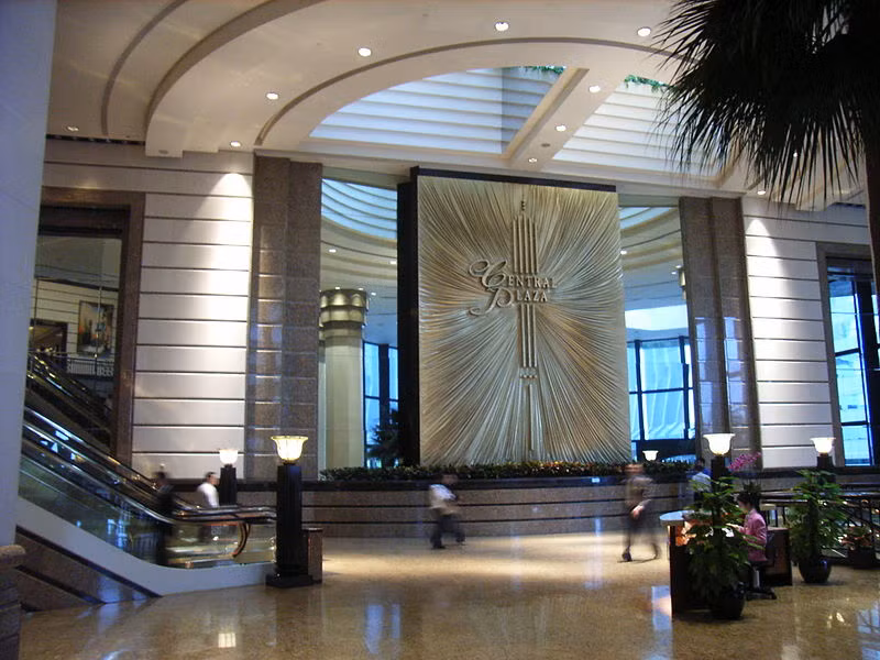 Central Plaza cũng là tòa nhà bê tông cốt thép cao nhất thế giới, cho đến khi nó bị vượt qua bởi CITIC Plaza (Quảng Châu, Trung Quốc). Trên đỉnh tháp là đồng hồ neon bốn vạch biểu thị thời gian bằng cách hiển thị các màu khác nhau trong khoảng thời gian 15 phút. Ảnh: Wiki.