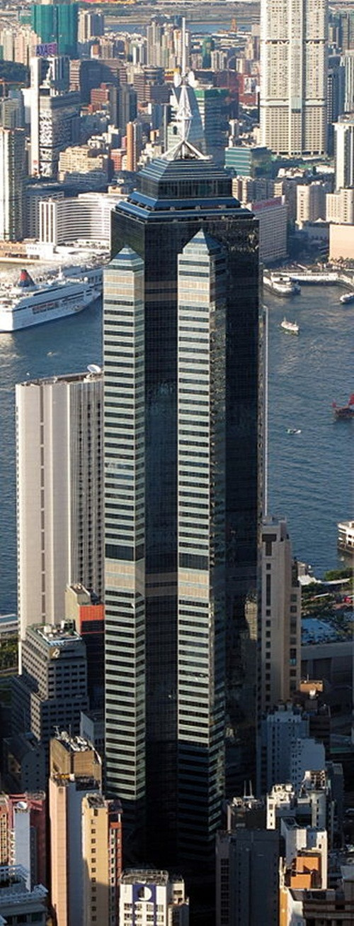 Tòa nhà cao thứ 5 ở Hong Kong là The Center với 346m, 73 tầng. Đây là một trong số ít các tòa nhà chọc trời ở Hong Kong có cấu trúc hoàn toàn bằng thép không có lõi bê tông cốt thép. Ảnh: Wiki.