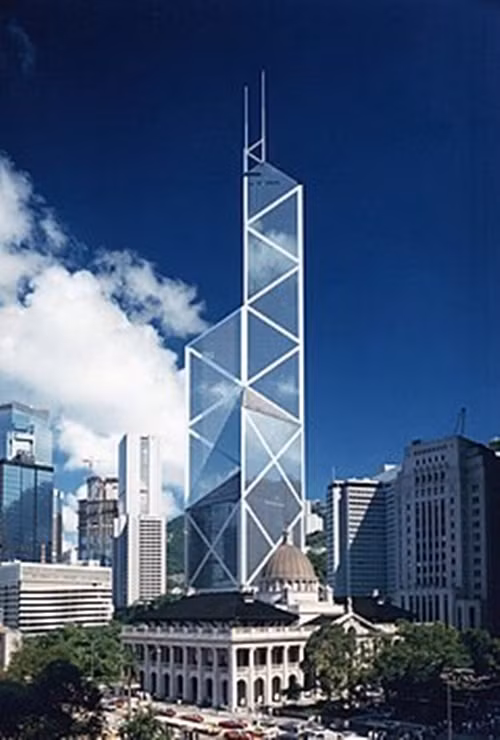 Bank of China Tower là một trong những tòa nhà chọc trời dễ nhận biết nhất ở Hong Kong. Tòa tháp nổi bật với nhiều khung hình tam giác được bao phủ bởi các bức tường rèm kính. Ảnh: Wiki.