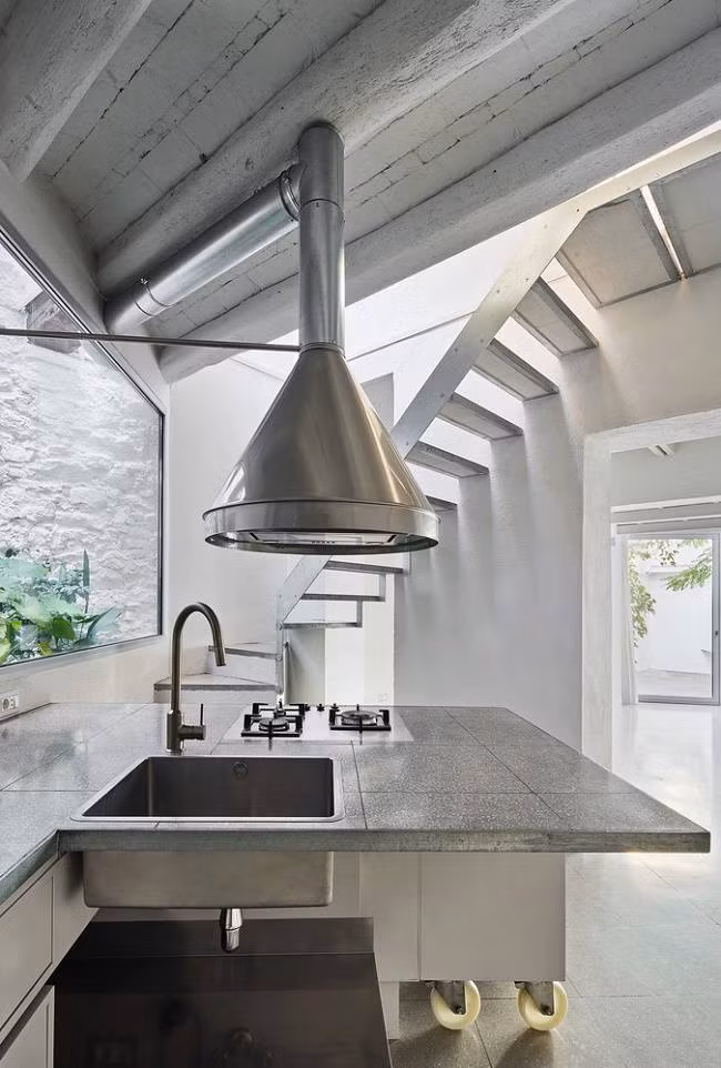 Bàn bếp có thể di chuyển linh hoạt tùy thuộc vào nhu cầu của gia chủ.