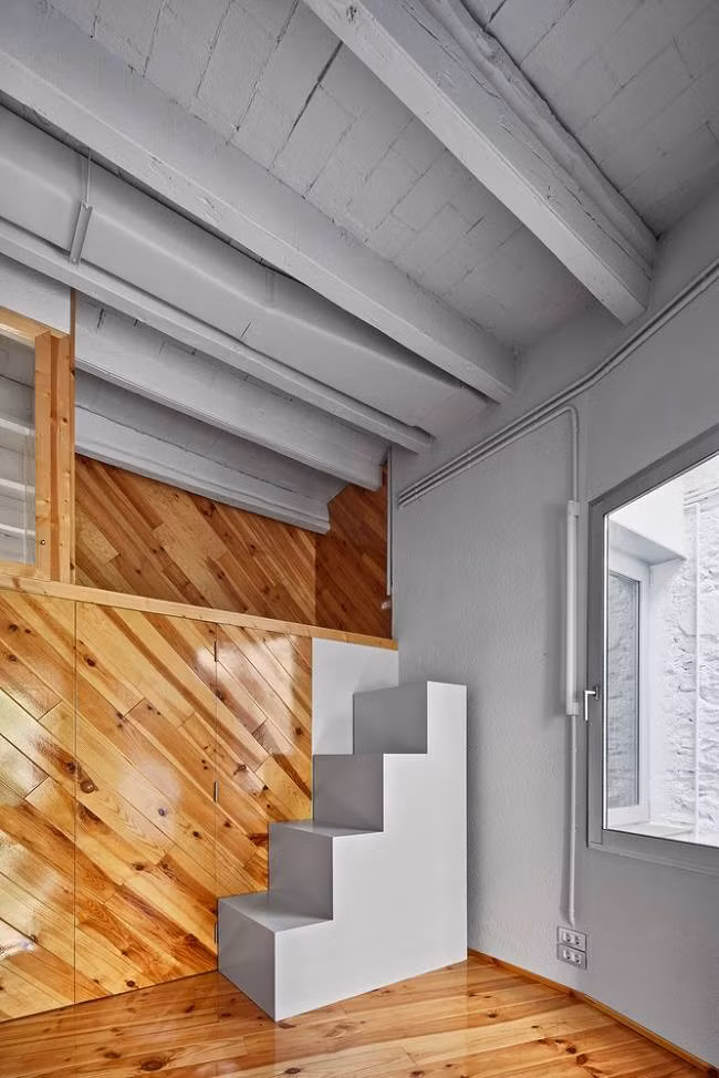 Màu gỗ ấm áp đan xen như một điểm nhấn đặc biệt của căn nhà. 