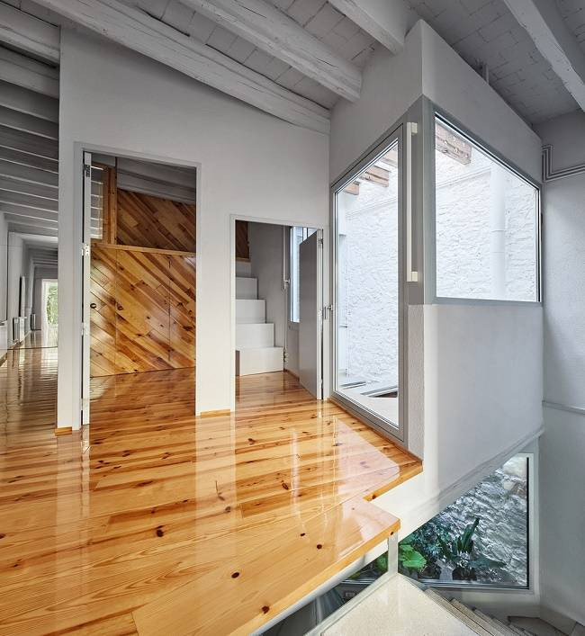 Cầu thang không vách tạo cảm giác mở rộng chiều sâu không gian sống.