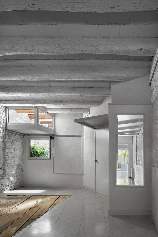 Trần nhà và bức tường bê tông thô ráp gợi lên vẻ cũ kỹ của những nhà máy, công xưởng xưa.