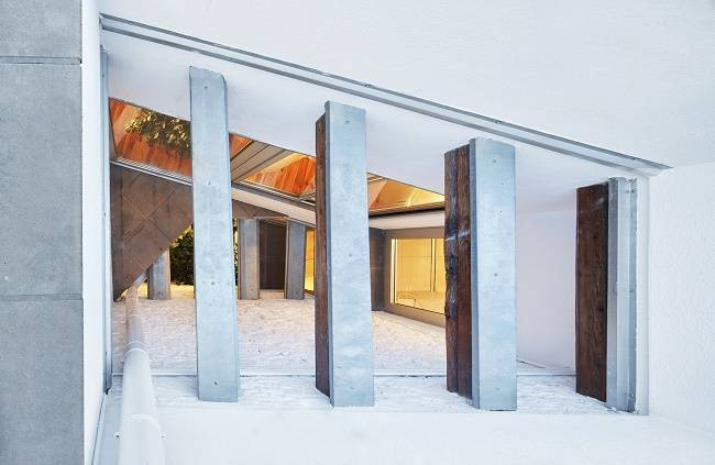 Gác mái nhỏ với thiết kế mở là không gian thú vị để gia chủ thư giãn.