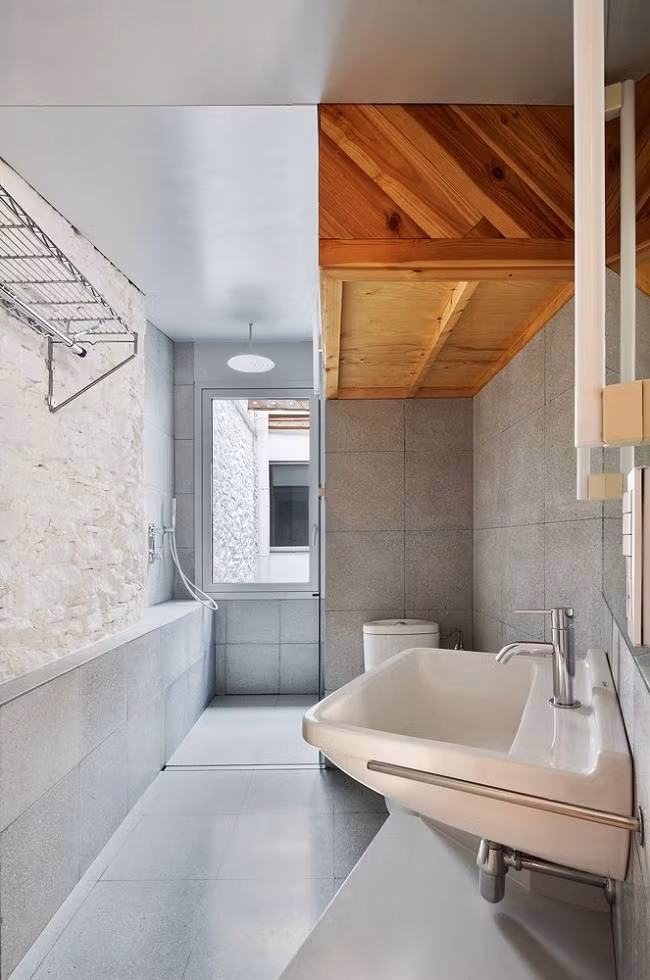 Phòng tắm kết hợp hài hòa giữa cũ và mới. Nguồn ảnh: Archdaily.