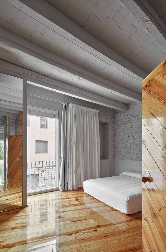 Phòng ngủ có cửa kính lớn, tạo view ngắm cảnh tuyệt đẹp.