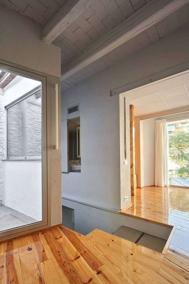 Để tận dụng nguồn sáng tự nhiên, kiến trúc sư bố trí nhiều cửa sổ ở phía trước, sau và trên mái.