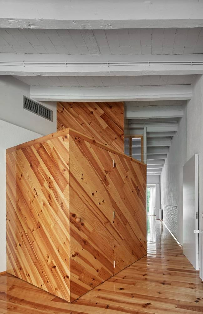Cải tạo từ căn nhà cũ, công trình được thiết kế thành dạng nhà ống hiện đại.