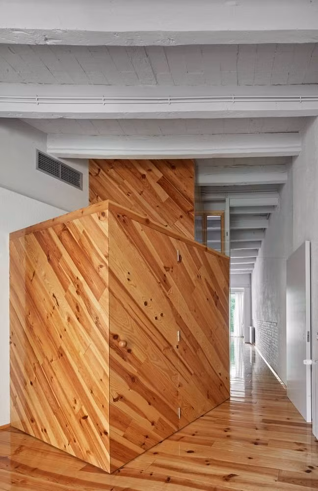 Cải tạo từ căn nhà cũ, công trình được thiết kế thành dạng nhà ống hiện đại.