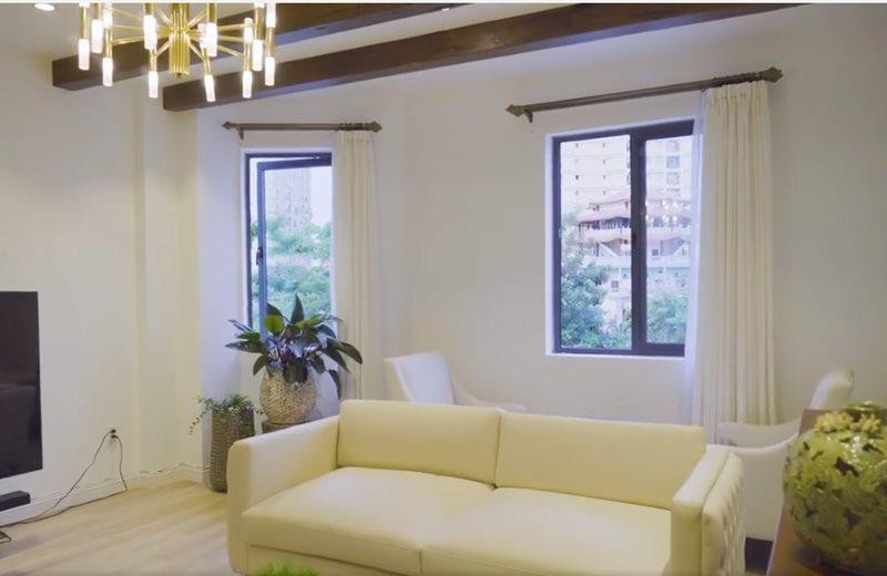 Trên tầng 2 có một chiếc ghế sofa để tiếp khách. Ảnh: Giadinh.net.