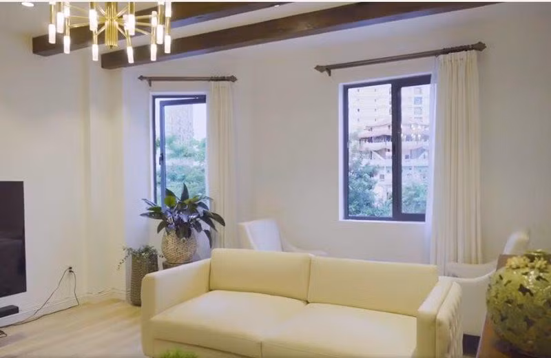 Trên tầng 2 có một chiếc ghế sofa để tiếp khách. Ảnh: Giadinh.net.