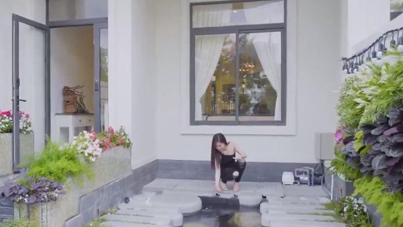 Biệt thự cao 4 tầng, được trang trí cầu kỳ và trồng nhiều cây xanh. Ảnh: Pose.