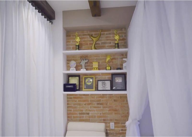 Trong nhà, Hương Tràm dành riêng 1 góc cho những giải thưởng của mình. Ảnh: Giadinh.net.