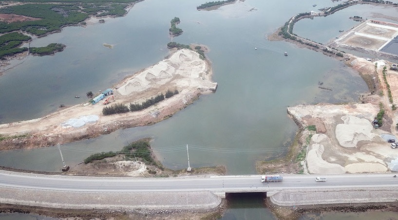 Bãi tập kết cát trái phép lấn 7.000m2 rừng ngập mặn Quảng Ninh Bai tap ket cat trai phep lan 7.000m2 rung ngap man Quang Ninh