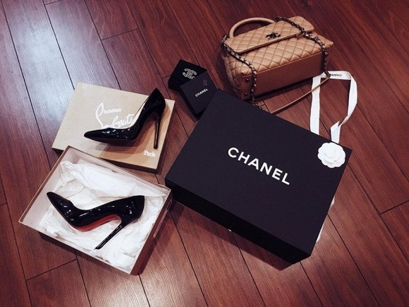 Cô thường xuyên bỏ ra những số tiền lớn để mua sản phẩm của các hãng thời trang danh tiếng. Ảnh: Người đưa tin.