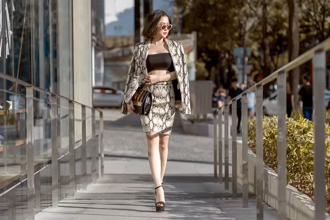 Không chỉ mua nhà, siêu xe, Hương Tràm còn có niềm đam mê lớn dành cho hàng hiệu. Nữ ca sĩ thích sưu tầm kính và nước hoa. Ảnh: Zing.