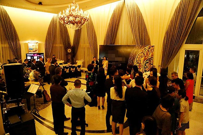 Mỗi tầng có nhiều phòng chức năng và được trang trí theo gu cổ điển.