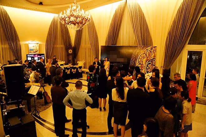 Mỗi tầng có nhiều phòng chức năng và được trang trí theo gu cổ điển.