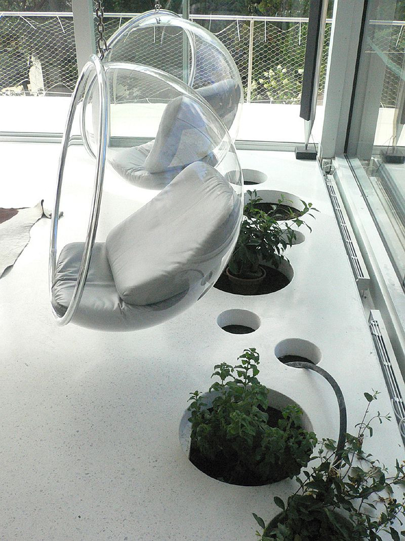 Trong nhà còn thiết kế các ô trống để trồng cây xanh. Nguồn ảnh: Decoist.