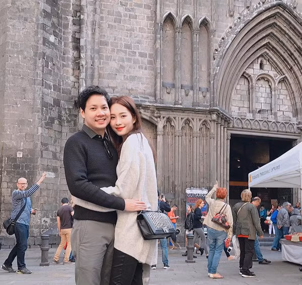 Ngoài ra, Thu Thảo cũng rất đắt show dự sự kiện. Thuộc top mỹ nhân có hình ảnh đẹp, Hoa hậu Việt Nam 2012 thường đi event với mức cát-xê từ 3.000 - 5.000 đôla.