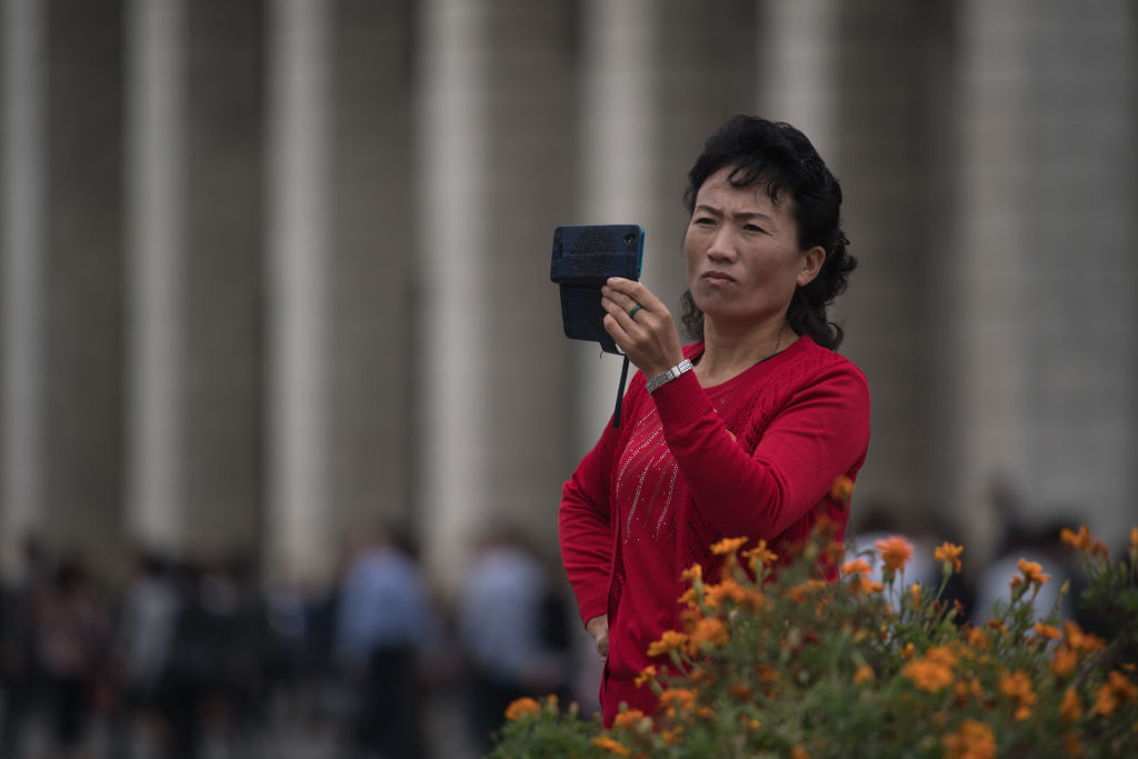 Con nhà giàu ở Bình Nhưỡng cũng rất chuộng smartphone.