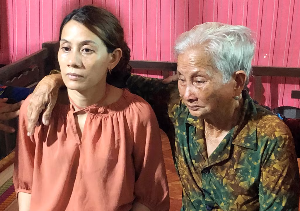 Giay phut gap me cua nguoi phu nu bi lac sang Trung Quoc 22 nam