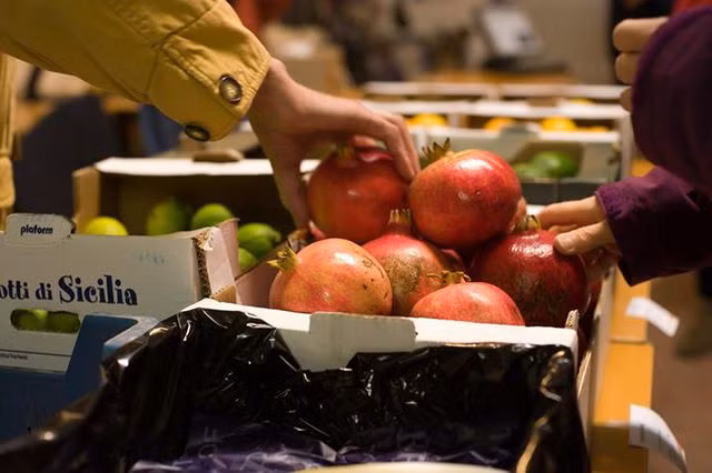 Những người điều hành được phép chọn thời gian thuận tiện với mình để giúp siêu thị hoạt động. Siêu thị không lợi nhuận trong hoạt động, chủ yếu dành cho mục đích cung cấp hàng hóa chất lượng cao với chi phí hợp lý.