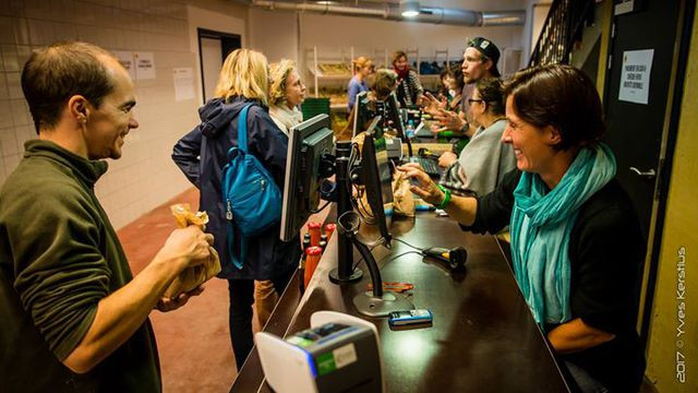 Đây cũng là cách giúp giảm chi phí lao động và giữ giá bán hàng ở mức thấp.