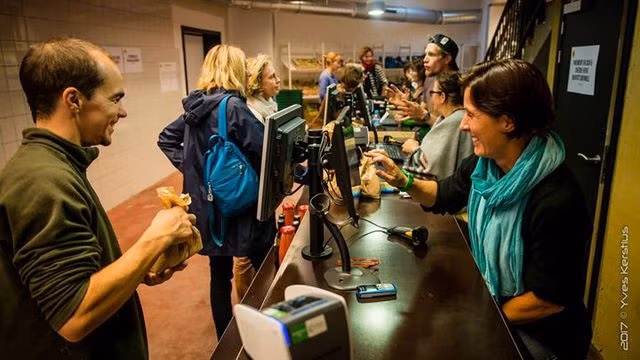 Đây cũng là cách giúp giảm chi phí lao động và giữ giá bán hàng ở mức thấp.