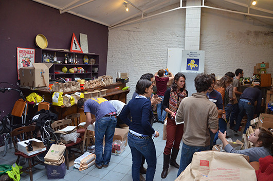 Và cũng chính những người này thay phiên nhau làm nhân viên thu ngân, đóng gói và giao hàng.