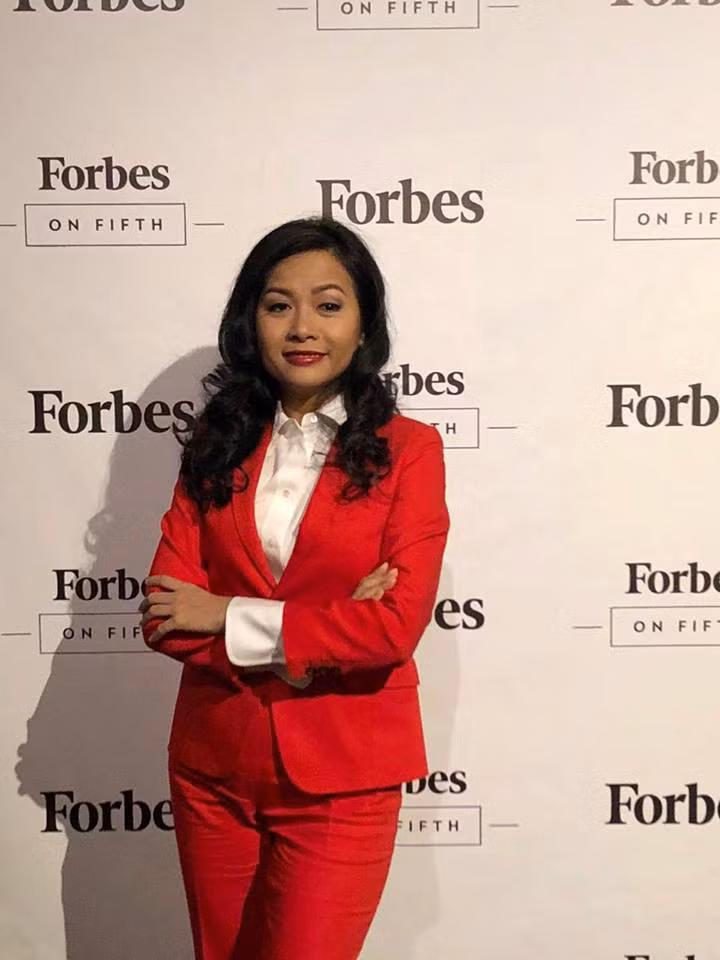 Ngoài ra, hồi tháng 8/2018, doanh nhân Trần Uyên Phương, Phó Chủ tịch Tập đoàn Tân Hiệp Phát có mặt tại trụ sở Forbes (Mỹ) cũng phần nào khiến nhiều người tin rằng ông Trần Quí Thanh sẽ trở thành tỷ phú USD của Việt Nam trong năm tới. Ảnh: Facebook.