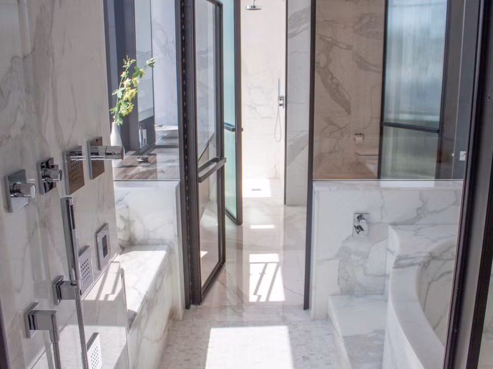 Phòng tắm chính được lát hoàn toàn bằng đá cảm thạch sang trọng.