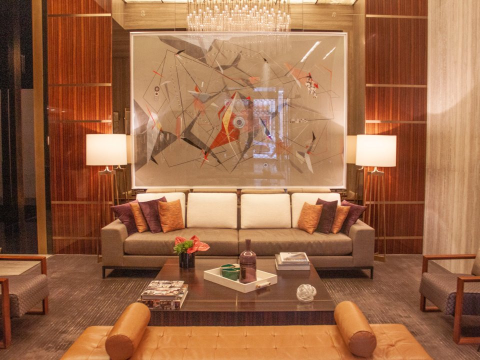 Ngay từ lối vào căn hộ, bất cứ ai cũng có giảm giác như một khách sạn cao cấp với đèm chùm, nội thất bằng da sang trọng.