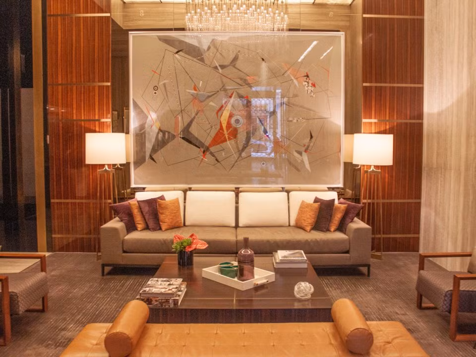 Ngay từ lối vào căn hộ, bất cứ ai cũng có giảm giác như một khách sạn cao cấp với đèm chùm, nội thất bằng da sang trọng.