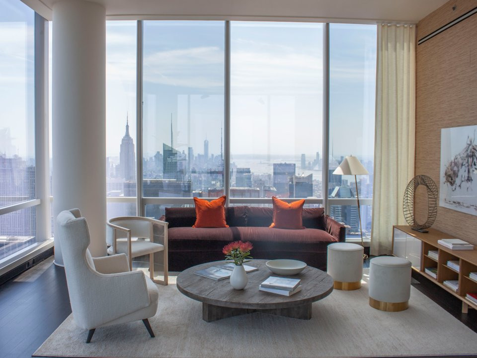 Phòng khách chính nằm ở phía đông nam của căn hộ cao cấp.