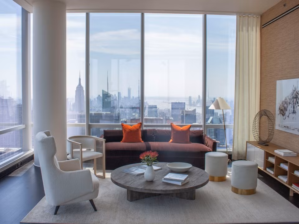 Phòng khách chính nằm ở phía đông nam của căn hộ cao cấp.