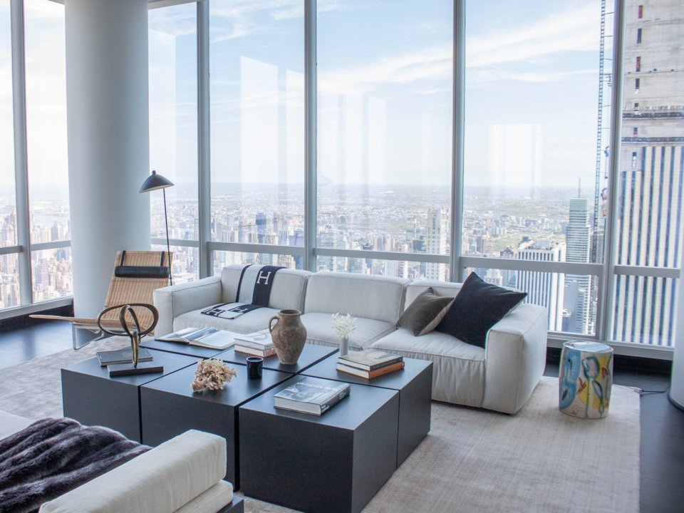 Nhà rộng 580m2, gồm 4 phòng ngủ lớn. Các phòng đều đủ lớn để chia thành nhiều khu vực riêng biệt.