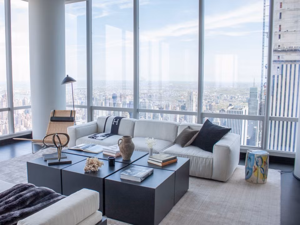 Nhà rộng 580m2, gồm 4 phòng ngủ lớn. Các phòng đều đủ lớn để chia thành nhiều khu vực riêng biệt.