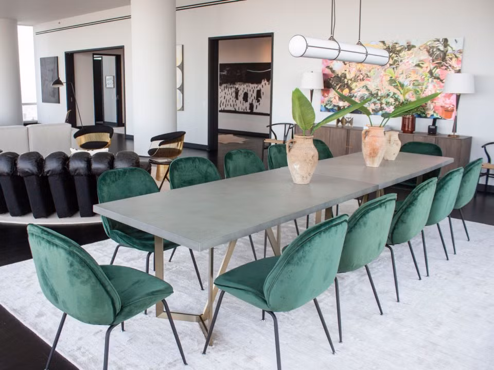 Bàn ăn chính ở góc tây bắc đủ chỗ cho 12 người.