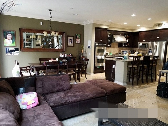 Trên tường treo nhiều bức ảnh kỷ niệm của gia đình. Ảnh: Ngoisao.vn