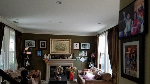 Phần lớn nội thất trong nhà đều bằng gỗ. Ảnh: Ngoisao.vn